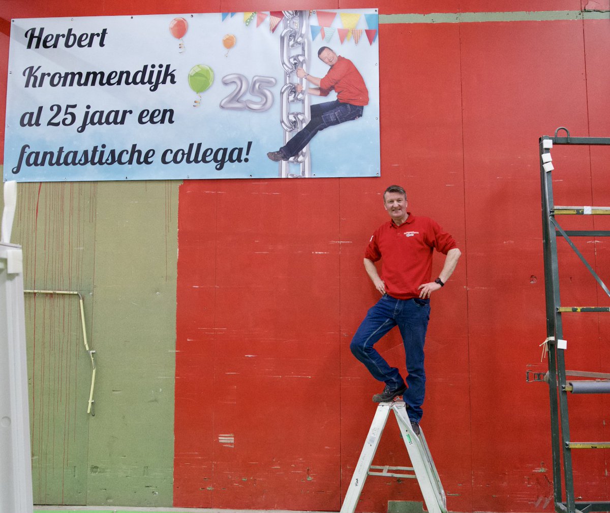 NijhuisToelev's tweet photo. 🏆 Medewerker in het zonnetje: Herbert Krommendijk!

Onze fantastische collega Herbert Krommendijk is vandaag 25 jaar in dienst bij Nijhuis Toelevering. En dat mag gevierd worden!

Herbert, bedankt voor deze mooie 25 jaar, op naar de volgende! 😜 🎉

#desterksteverbinding https://t.co/0l2BgxSKa1