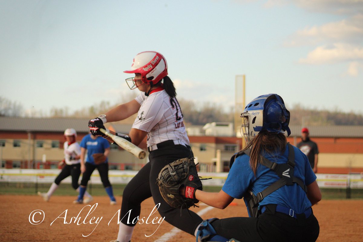 ashleylashay116's tweet photo. First high school game! #shecantbeoldenoughyet https://t.co/7sHsEfPHG1