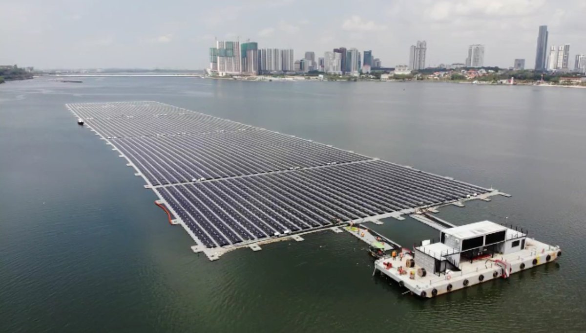 SmartGridSpain's tweet photo. 📣 #Sunseap completa una de las plantas solares flotantes más grandes del mundo
#EnergíaSolar
➡ https://t.co/5Ox0JlZU8m https://t.co/1wkgtHEHsh