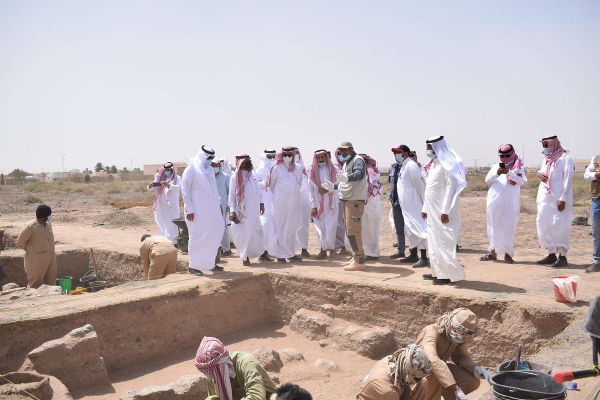 ksu_cta's tweet photo. قام معالي رئيس جامعة حائل بزيارة لبعثة التدريب الميداني في موقع فيد الأثري.
حيث قدم د. خالد الأسمري شرحاً عن أعمال التنقيب.
وأعرب عن شكر معالي رئيس جامعة الملك سعود د.بدران العمر، وعميد كلية السياحة والآثار د. عبدالله المنيف ورئيس قسم ال��ثار د. محمد الذيبي للتعاون بين الجامعتين https://t.co/YeuX6A5MAa