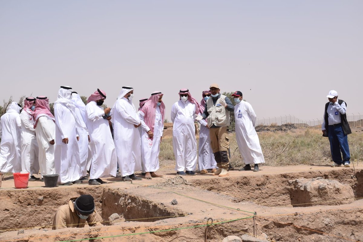 ksu_cta's tweet photo. قام معالي رئيس جامعة حائل بزيارة لبعثة التدريب الميداني في موقع فيد الأثري.
حيث قدم د. خالد الأسمري شرحاً عن أعمال التنقيب.
وأعرب عن شكر معالي رئيس جامعة الملك سعود د.بدران العمر، وعميد كلية السياحة والآثار د. عبدالله المنيف ورئيس قسم ال��ثار د. محمد الذيبي للتعاون بين الجامعتين https://t.co/YeuX6A5MAa