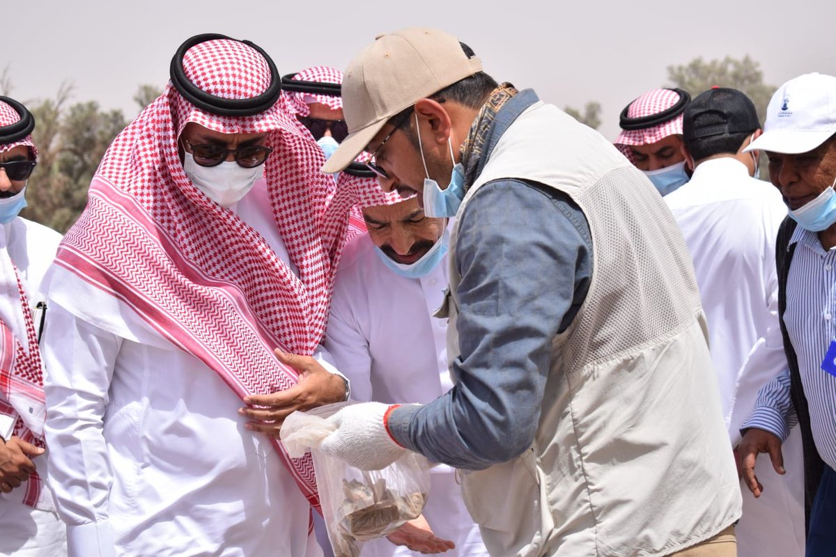 ksu_cta's tweet photo. قام معالي رئيس جامعة حائل بزيارة لبعثة التدريب الميداني في موقع فيد الأثري.
حيث قدم د. خالد الأسمري شرحاً عن أعمال التنقيب.
وأعرب عن شكر معالي رئيس جامعة الملك سعود د.بدران العمر، وعميد كلية السياحة والآثار د. عبدالله المنيف ورئيس قسم ال��ثار د. محمد الذيبي للتعاون بين الجامعتين https://t.co/YeuX6A5MAa