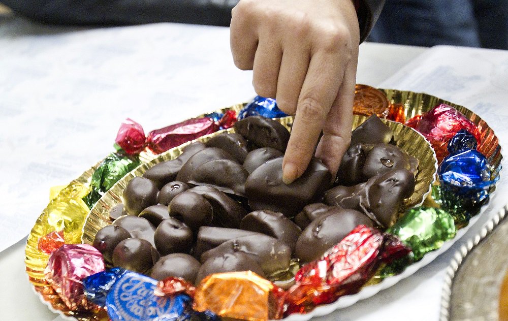 ZaragozaTurismo's tweet photo. El #Chocopass es la forma más dulce de conocer #Zaragoza 🤤

Pásate por nuestras oficinas y hazte con este bono de 5 especialidades a elegir entre más de 20 establecimientos colaboradores ☕

 ¡Vive la auténtica experiencia del chocolate! 👉https://t.co/ayXL5uxgLh

#ZGZtequiere https://t.co/7OnttymzSd