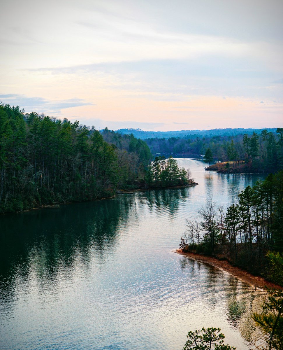 Explore_LHC's tweet photo. Lake Keowee looking absolutely stunning ✨
📍 Keowee Toxaway State Park
📸: @thewanderingappalachian  
//
#lakehartwellcountry #discoversc #explorepickenscounty #lakekeowee #southcarolinawater #upstatesc #southcarolina https://t.co/yaQo4Vm6YC