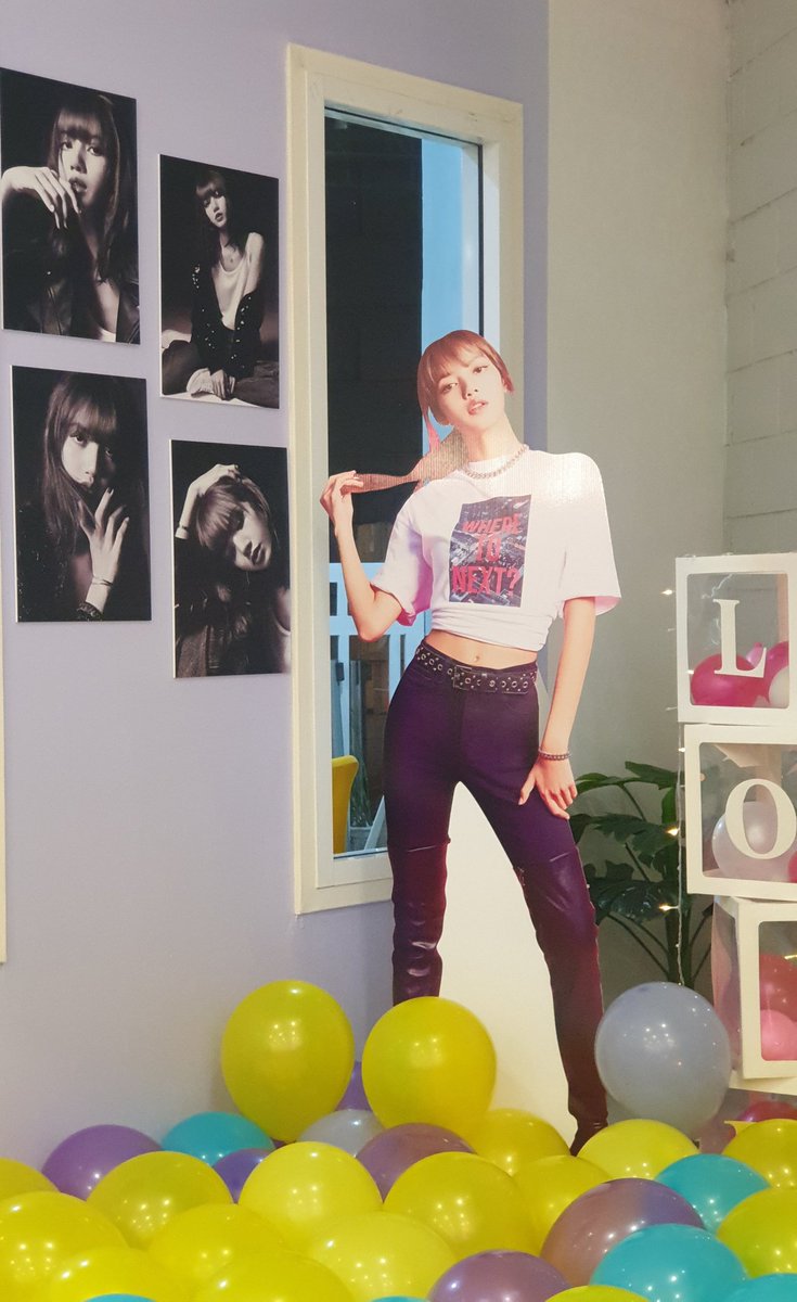 FandomCafe_'s tweet photo. 😉 ใครแวะมาหาน้อง Lisa หรือได้รับของแจกแล้วอย่าลืมถ่ายรูปสวยๆติดแท๊ก #HAPPYLISADAY #LisaInFandomArea หรือ แท๊กมาที่ร้าน เพื่อลุ้นรับ Standy Lisa พร้อมรูปในงานจ้า
📌ร้านอยู่หน้าปากซอยรัชดาภิเษกซอย14 (จุดสังเกตุ ร้านย่างเนย)
🚅mrt ห้วยขวาง ex.1
⏰10:00-20:00
#LISA #BLACKPINK https://t.co/zHU3b8f2E9