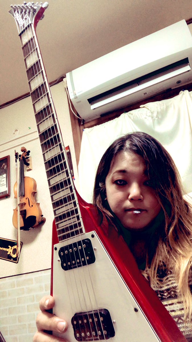 HikaruMarkn's tweet photo. イベントの練習の休憩、
どうしてもギター全体との自撮りが撮りたくなって撮ってたら、白目が無い!!
宇宙人じゃん👽🎸☆♬
#jacksonV https://t.co/Zu31IJLMW4