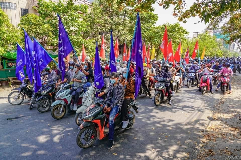 Myanmar_Now_Eng's tweet photo. Engineers in #Mandalay staged on a colourful motorcycle rally at noon today (March 25) to protest the coup regime. #WhatsHapppeningInMyanmar https://t.co/1bQjxyzGE9