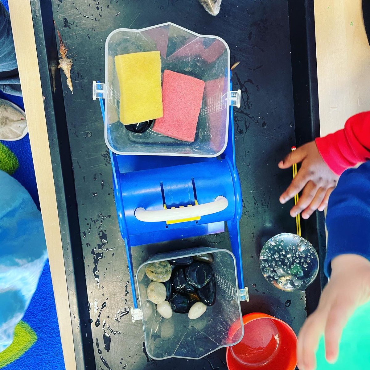 LarkHallPrimary's tweet photo. Today in Nursery we are exploring things that are heavy and not heavy. #lheyfs2021 #lhmaths #lhmu #playingandexploring #eyfs https://t.co/ucsMwnxpGN