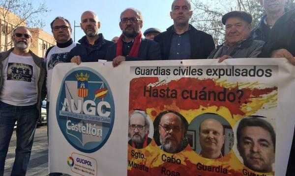 sanchezfornet's tweet photo. En ese acto de protesta con motivo del Día de la Constitución hay 5 caras que firman el prólogo verde de mi libro, y una, que solo se ve la mandíbula, que firma el prólogo azul. Historia de héroes, corruptos y canallas. https://t.co/xLE0eFtP8P