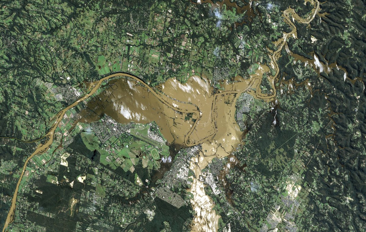 AirbusSpace's tweet photo. New South Wales in Australia🇦🇺 has been hit by the worst floods in decades. Our #SPOT7 satellite🛰️ captured the widespread flooding on 24th March.
Read more about this topic here👇 https://t.co/lUXfBs4AFE https://t.co/LtY9gVTVqr