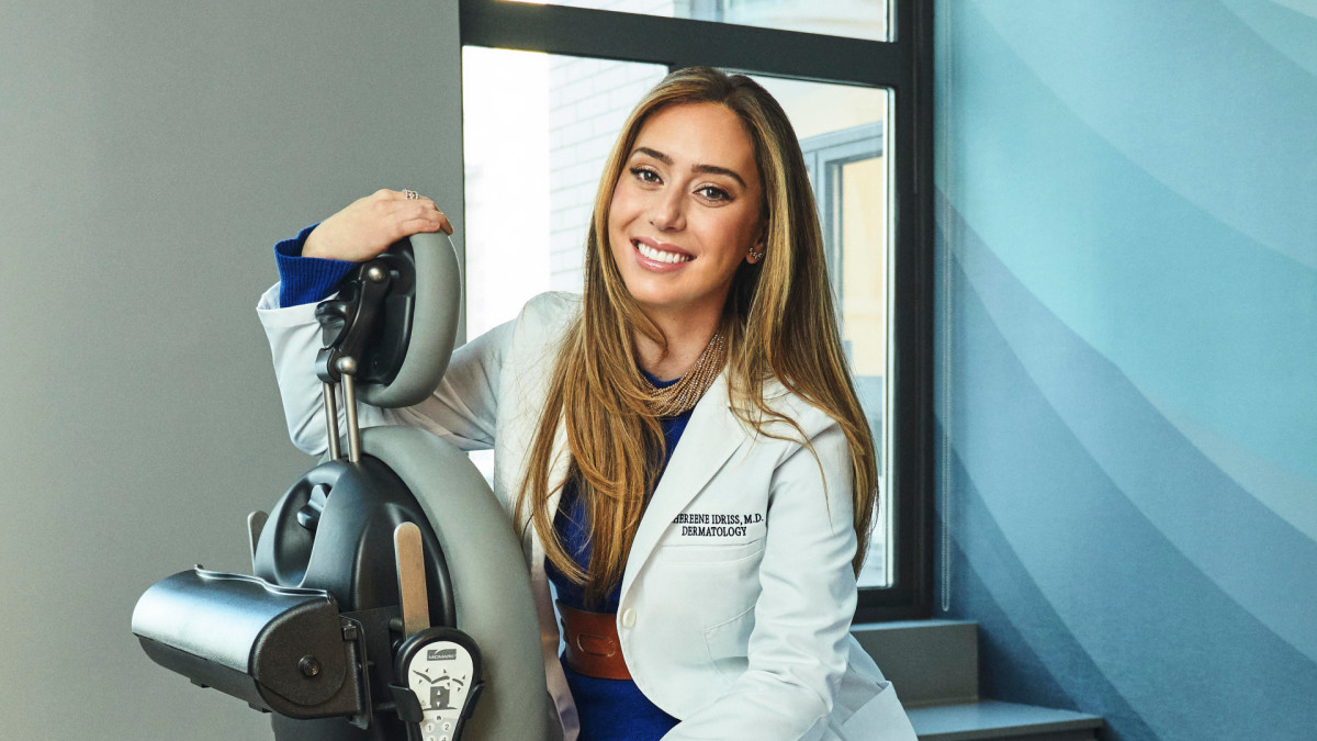 bellamodeling's tweet image. How #DrShereeneIdriss Used #SocialMedia to Transform Her Dermatology Career Into a Full-On Personal Brand: In our long-running series "#HowImMakingIt," we talk to people making a living in the fashion and #beauty industries about how they broke in and… fashionista.com/2021/03/dr-she…
