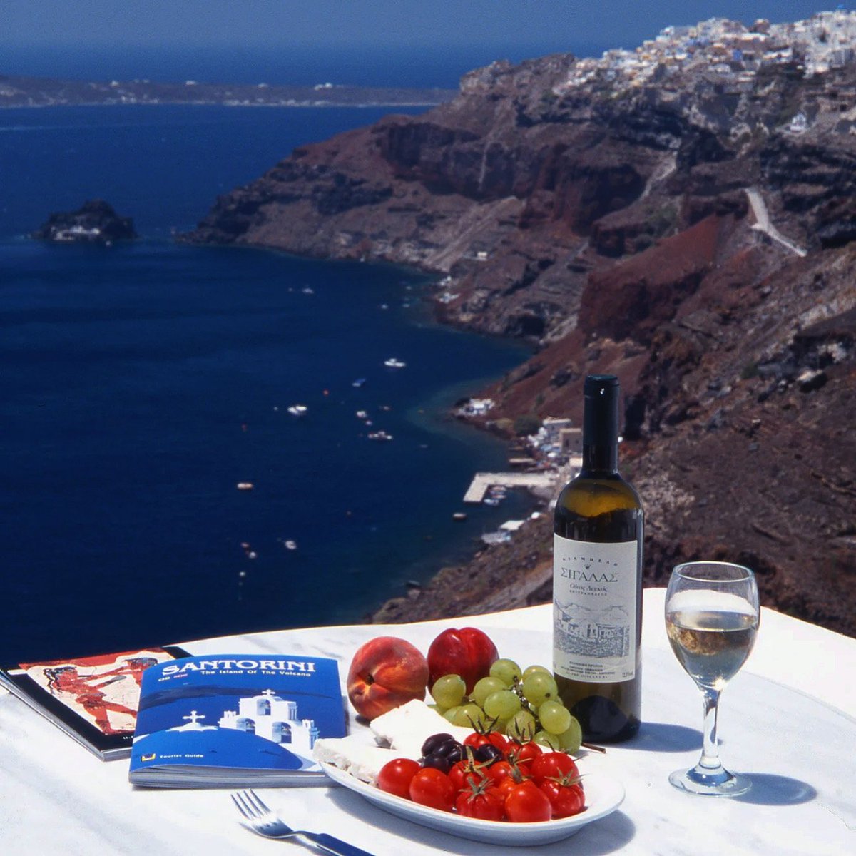 EnomotionWine's tweet photo. Happy Greek Independence Day! 
This year we celebrate 200 years since the revolution. 
Cheers to your Thursday! 🇬🇷🥂
#enomotionwineclub #greece #assyrtiko https://t.co/CgdX370EPp