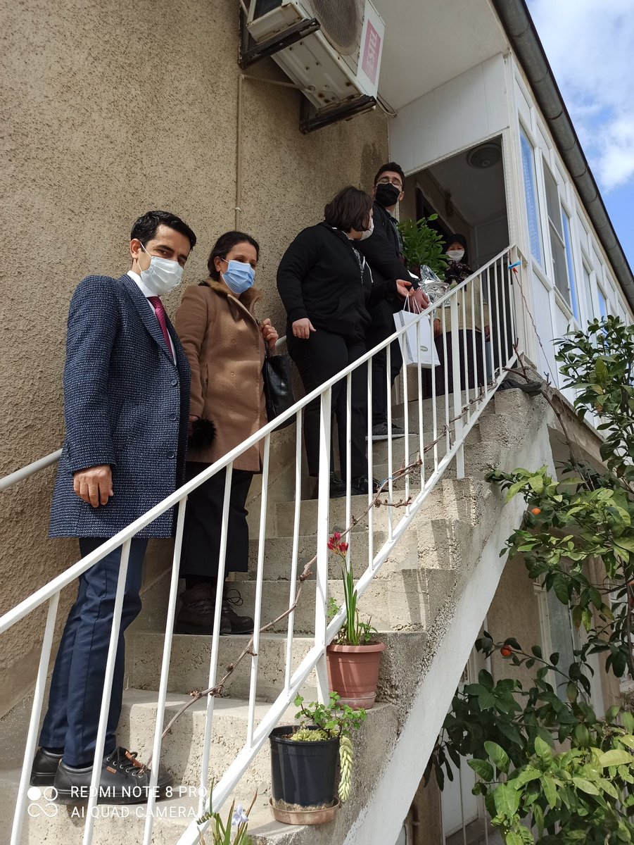 TurizmLise's tweet photo. Meslek lisesi öğrencileri ailelerimizle buluşuyor projemiz kapsamında planladığımız şehit ve gazi yakınları ziyaretlerimizi gerçekleştiriyoruz. Covid yüzünden ellerinden öpüp sarılamadık ama  gençlerimiz her şeyin farkında bu gençler bu vatan sizleri ve yaptılarınızı unutmayacak. https://t.co/8bTE6zeKqy