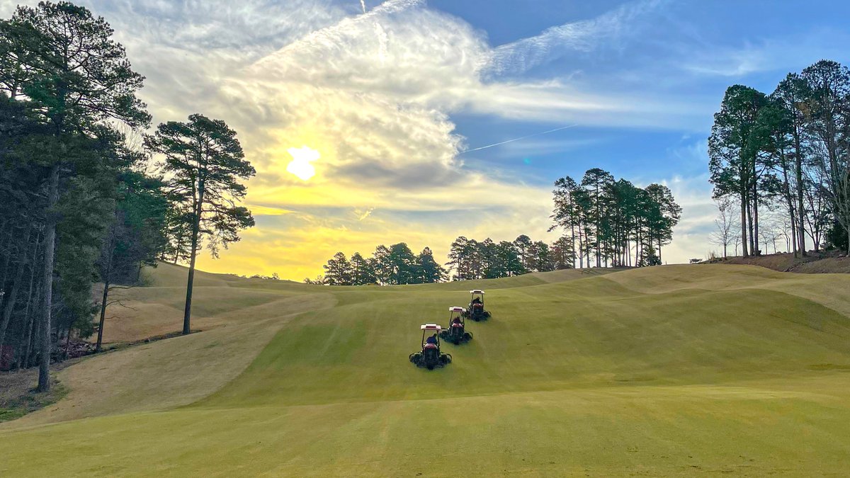 USGAGrnSection's tweet image. Spring is off to a fast start in many areas, with lots of courses doing some of their first mowing of the year. Keep an eye on soil temps for your preemergence applications, they could be on the early side this year. 📸@KojiMitchell