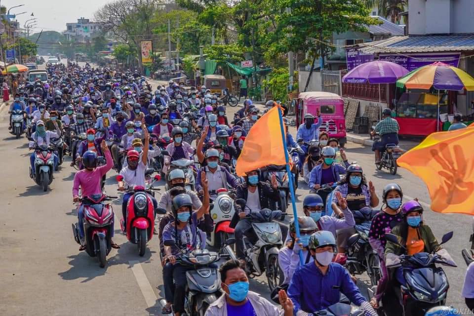 PiggySu5's tweet photo. Between the barriers
#Protests 

#WhatHappeningInMyanmar 
#March25Coup https://t.co/rngNlBlO9R