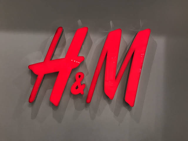 OghlyU's tweet photo. H&amp;Mの国際社会から　#強制労働 が指摘されている「新疆綿」を使わない判断は覚悟を持った正しい判断です。その判断を理由に中国で不買運動が行われている。
我々ができることは、正義側に立ち、H&amp;Mを中国の迫害から守ることです。

以下はH&amp;M購買運動です。

#SupportHM

賛同と拡散お願いします! https://t.co/BUlnwnEYvN