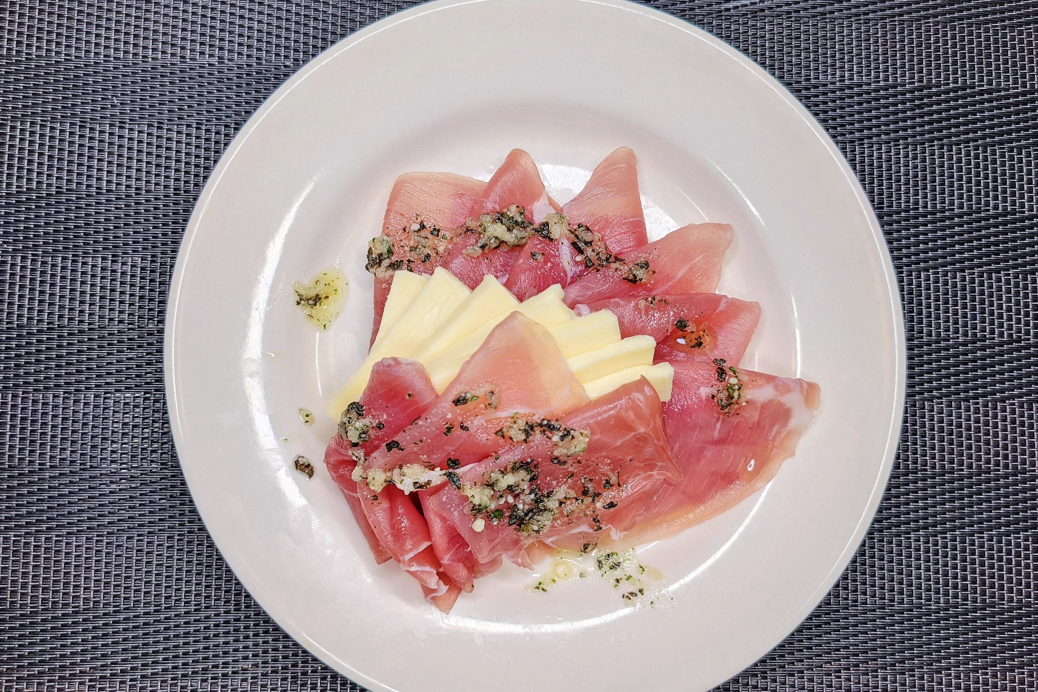 忙しい時にも最適な時短の美味レシピ！生ハムのにんにくバジル！