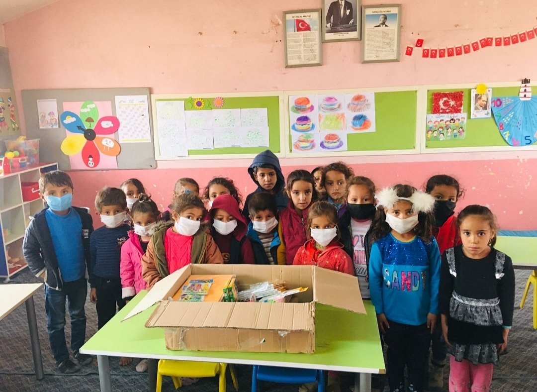 IlbogaImam's tweet photo. Okulumuz öğrencileri "Kütüphane Okul" projemiz kapsamında Şanlıurfa Ceylanpınar Öğretmen Yasemin Elibol İlkokulu'na Kırtasiye malzemeleri hediye ettiler, kardeş okulumuzun her zaman yanında olacağız. @ahmeterol4242 @keskinrasit @erkanyakisir @SeyitAliBuyuk @yilmaznazif https://t.co/HWNt0Ia3qw
