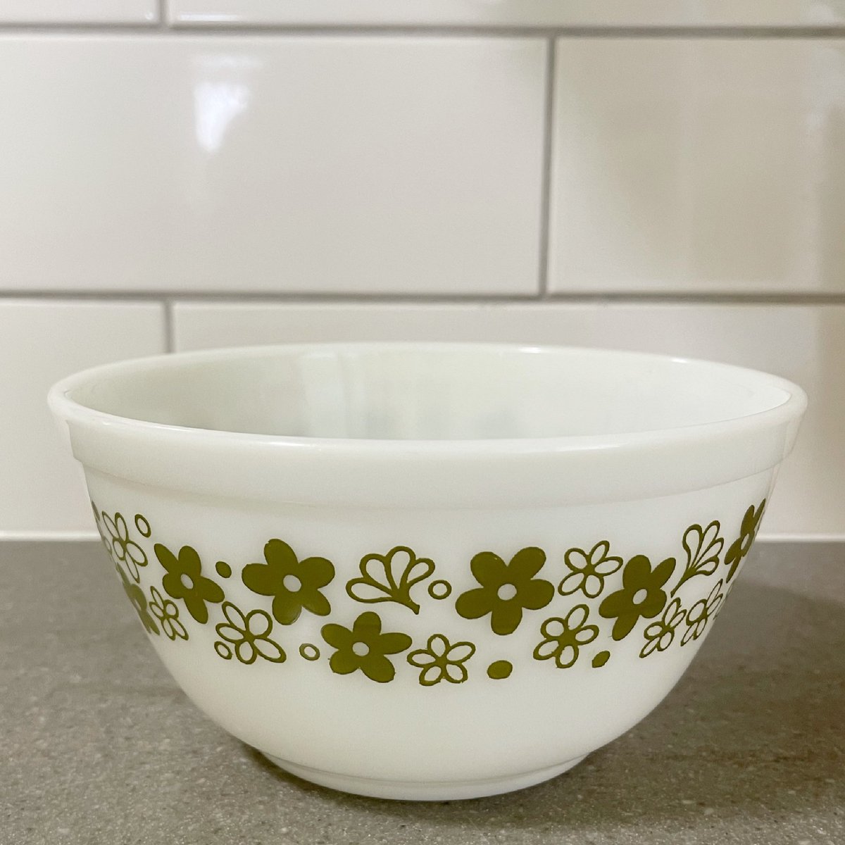 CrescentMoon621's tweet photo. My newest thrift store find #CrescentMoonCottage #pyrexlove #pyrexcollector #pyrex #pyrexjunkie https://t.co/7Jd6m9emI2