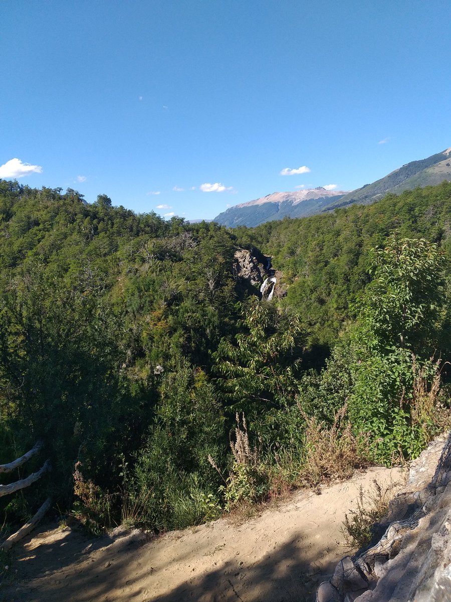 Nadiluh's tweet photo. 🇦🇷 Villa La Angostura, igual que toda la #Patagonia argentina, es un destino perfecto para hacer caminatas o trekking y así descubrir verdaderos tesoros 👉 paisajes, cerros, cascadas y vistas inolvidables. 🏞  #turismo https://t.co/5IU1lHSB2G