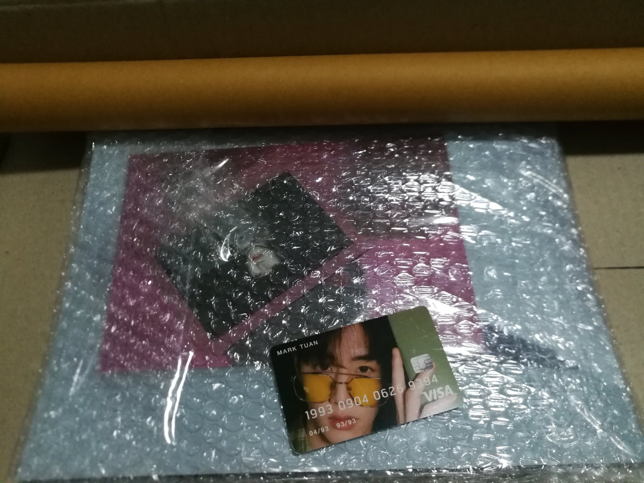 1 pic. Markมาหาถึงบ้่านแล้ว~ แพ็คมาดีมากเลยค่ะ ถือกล่องมาซื้อข้าวเผลอทำหลุดมือกระเด็นไปหนึ่งกรุบ แกะออกมาข้างในคือยังเรียบเหมือนเพิ่งออกมาจากโรงพิมพ์😆❤️#94wsreview https://t.co/2xacQpWRnU
