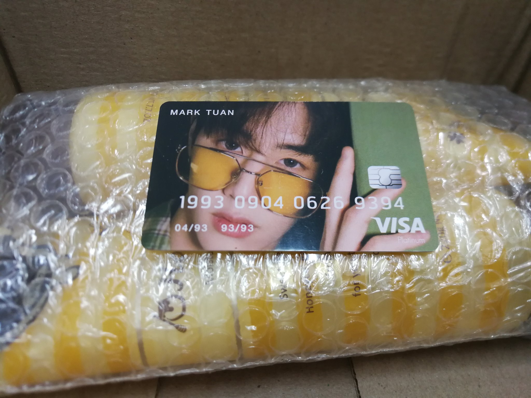 2 pic. Markมาหาถึงบ้่านแล้ว~ แพ็คมาดีมากเลยค่ะ ถือกล่องมาซื้อข้าวเผลอทำหลุดมือกระเด็นไปหนึ่งกรุบ แกะออกมาข้างในคือยังเรียบเหมือนเพิ่งออกมาจากโรงพิมพ์😆❤️#94wsreview https://t.co/2xacQpWRnU