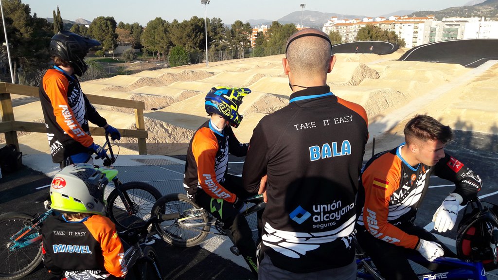 AjuntamentAlcoi's tweet photo. 🚵 Finalitzada la construcció del circuit BMX #Alcoi que serà seu de la Copa de la Comunitat Valenciana i de l'última prova puntuable de la Copa d'Espanya 👏

ℹ️ https://t.co/4dVThJPNlD https://t.co/SxKDUtU2Yb