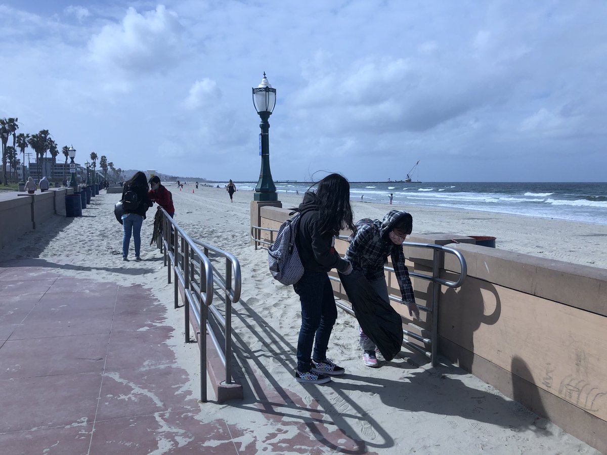 ProfeLSanchez's tweet photo. First field trip of the school year!
Our lobos are cleaning up Mission Beach. #lobosunidos @Maestra_VRocha @CReyes39736876 https://t.co/CUYw4uh7ui
