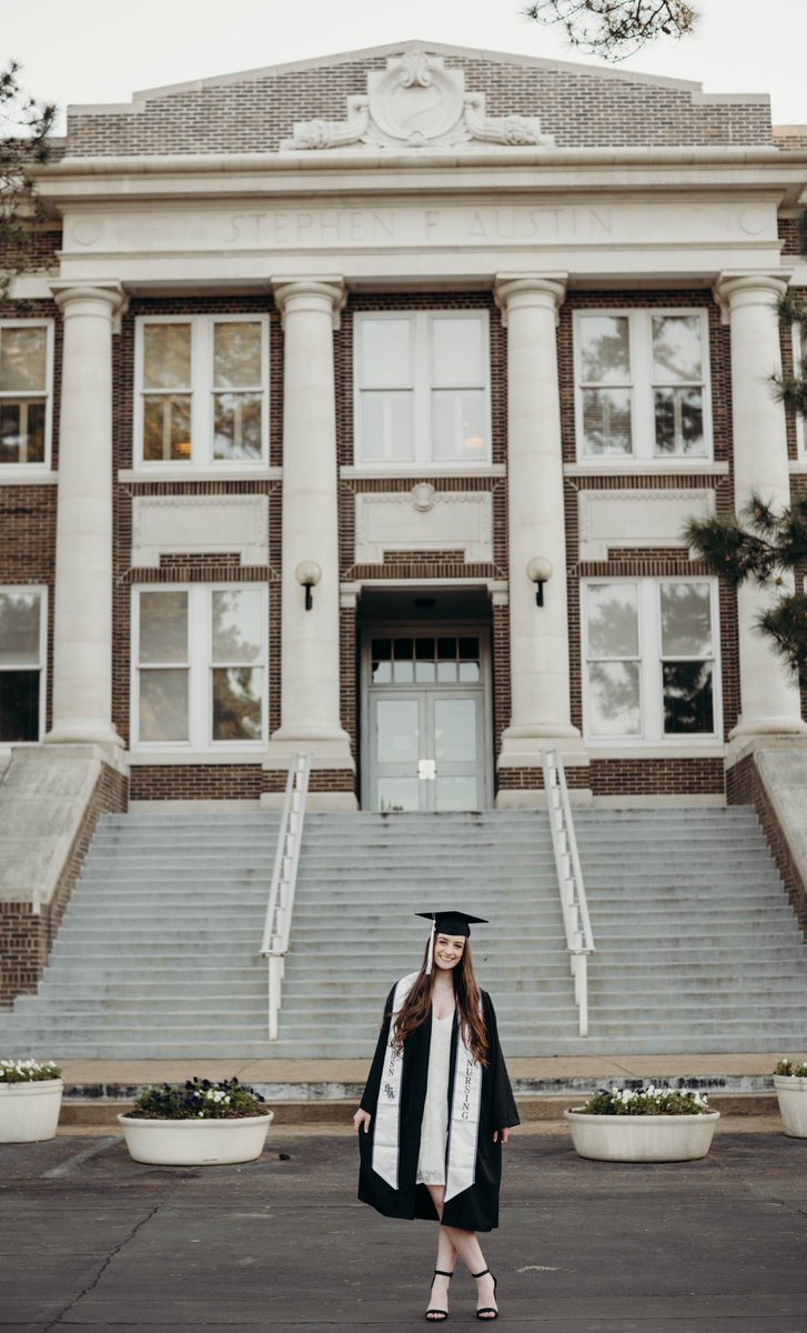 TaylorTgrider's tweet photo. Just some of my favorite grad pics 🩺🎓

pc: Fleeting Photos https://t.co/AJmDvSY2V8