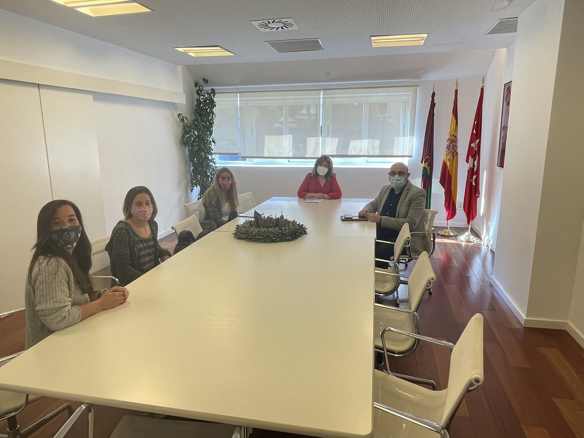 natadeandres's tweet photo. Esta mañana junto a @mpretamosa nos hemos reunido con @alcorcongym para explicar nuestras iniciativas y propuestas deportivas que tenemos programadas para #Alcorcón. https://t.co/Ci8pGpJziW