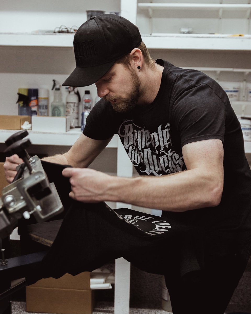 BlackCollarMfg's tweet photo. 💥 Popping those freshly printed tees off!  There are fine techniques to every aspect of the printing process.  Even pulling them off the platens quick and evenly to avoid image distortion.  #screenprinting 
.
📸@sheafriesen 
💀@triedtrue_co https://t.co/D3t33Ijv9w