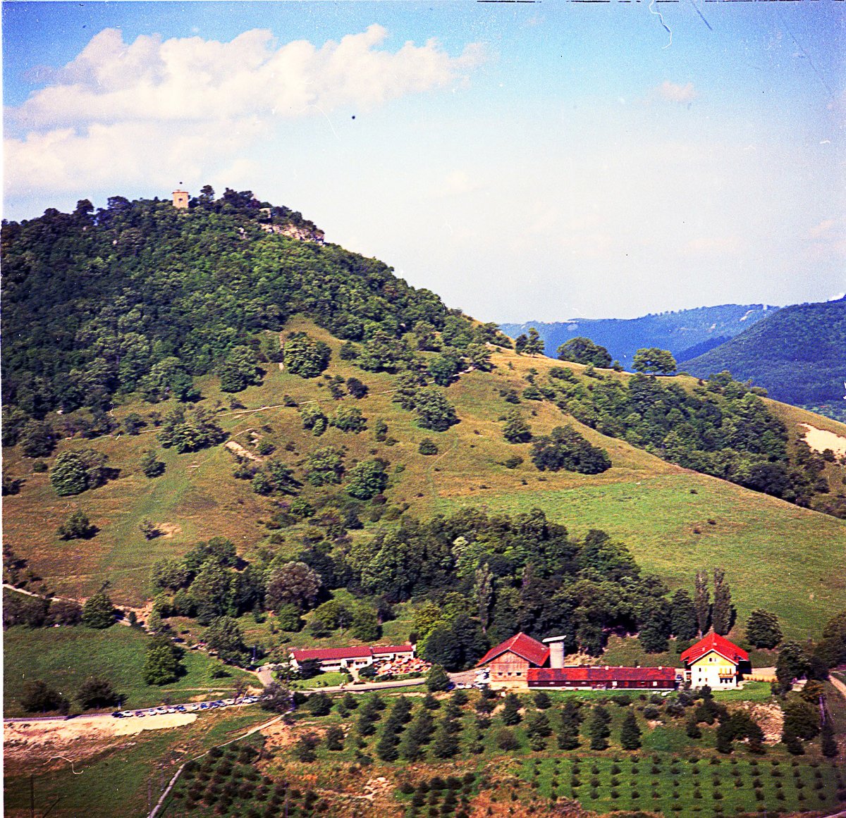 StadtReutlingen's tweet photo. 💫Throwback Thursday ⏰ 🔙
Blauer Himmel, tolle Aussicht, grüne Landschaft... 🌤️ 🌳 ⛰️
Auch schon vor über 50 Jahren war die Achalm ein beliebtes Fotomotiv wie unser heutiges Stadtarchivbild vom Fotografen Dohm zeigt.
#throwback #throwbackthursday #reutlingen #achalm https://t.co/ypRDRrn0vN