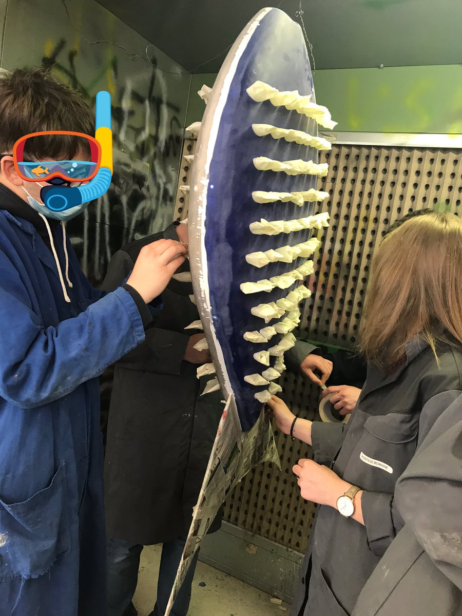 CDIBrisson's tweet photo. 🐠Opération masquage des écailles, une préparation nécessaire avant la mise en #peinture 🥴😓
#projet Plastique « Libérons-nous des bouteilles en #plastique » ! ♻️ 🤗 Bravo aux élèves en #PFMP #1MOD #CDI #modelage @Valorplast https://t.co/ErHPOo03ig