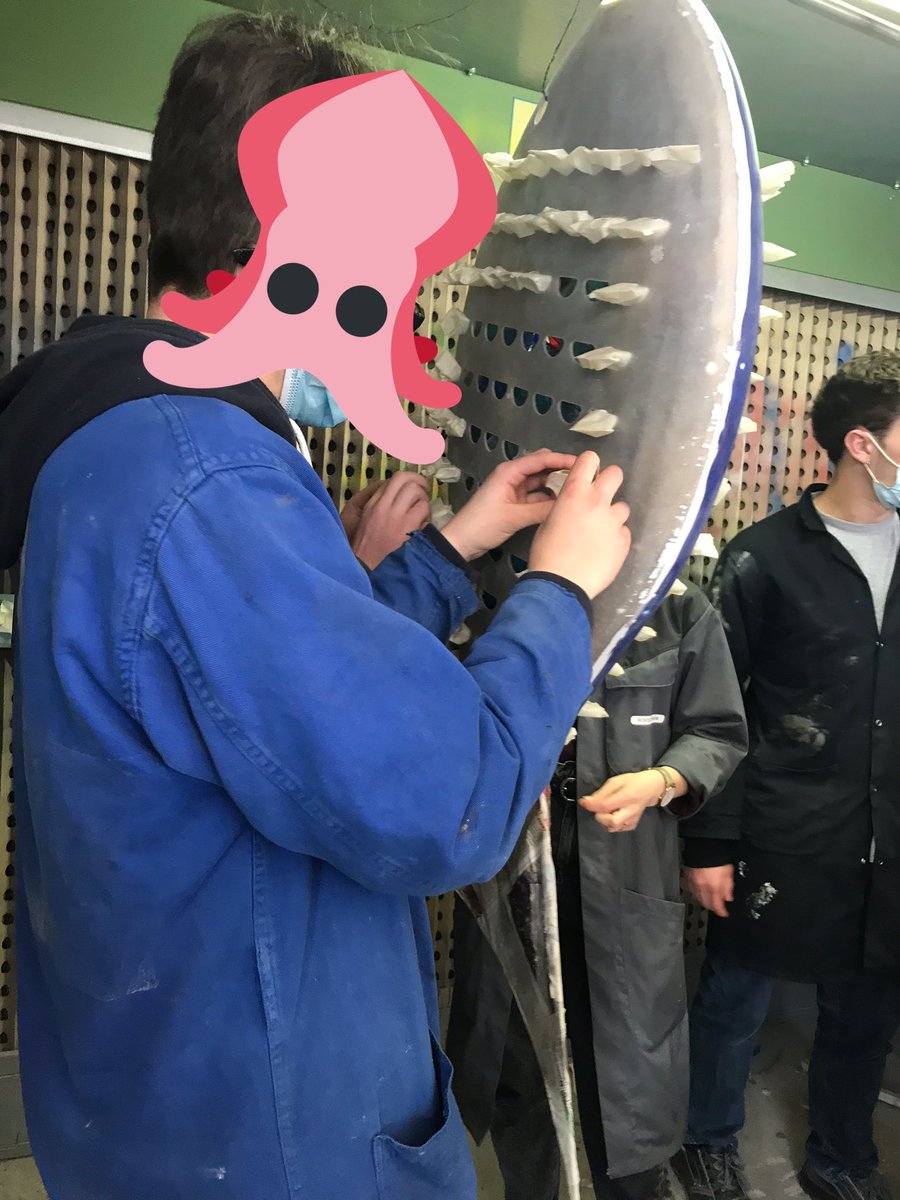 CDIBrisson's tweet photo. 🐠Opération masquage des écailles, une préparation nécessaire avant la mise en #peinture 🥴😓
#projet Plastique « Libérons-nous des bouteilles en #plastique » ! ♻️ 🤗 Bravo aux élèves en #PFMP #1MOD #CDI #modelage @Valorplast https://t.co/ErHPOo03ig