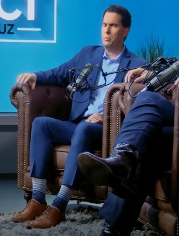 IanCDRLabs's tweet photo. Is @ScottWalker wearing his wife's pants or is he getting ready for a flood? https://t.co/0Z737Mrv97