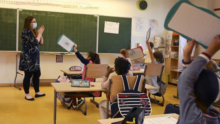 BFMTV's tweet photo. 🔴 ALERTE INFO
"Des protocoles sanitaires renforcés" dans les écoles https://t.co/clDw2gGXc7 https://t.co/QJcJjtsFr8