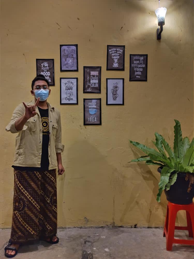 gudeg_cekher16's tweet photo. "Jika semua sudah digariskan oleh tuhan, lantas apa guna penyesalan 🤷🏻‍♂️"
.
.
.
#sedangproses #janganprotes
Nb: OOTD ngopi pakai sarungnya lek wali @irfan_nuruddin @largurda_ind https://t.co/moBBblZFtL