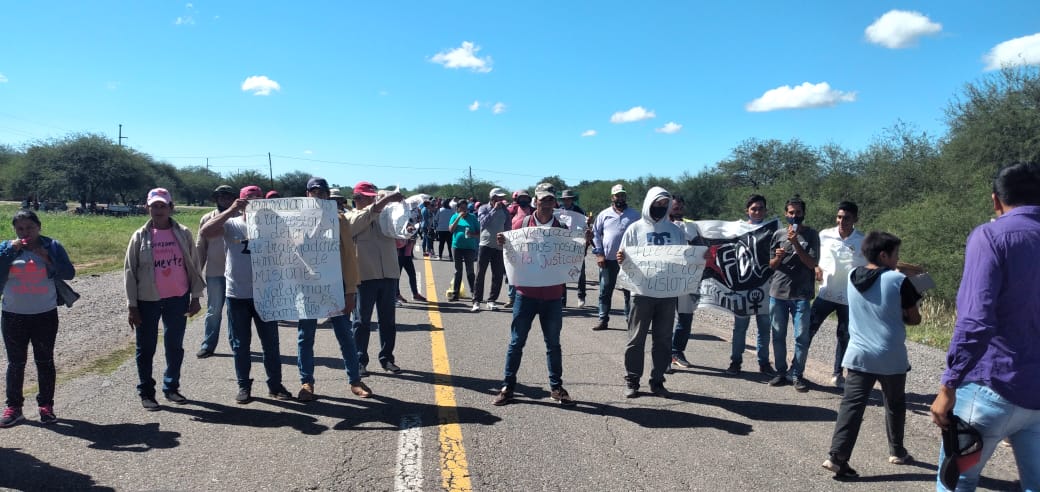FOLprensa's tweet photo. https://t.co/RhZ2Q0sz7X
#AhoraSantiago

#Cabure-#Lomitas-#Quimili-#GranaderoGatica

Distintas regionales de Santiago del Estero salimos a las rutas para apoyar a les compañeres cooperativistas de fol misiones que hace 4 días el gobierno de ahuad  mantiene detenidos... https://t.co/G3S8552lhl
