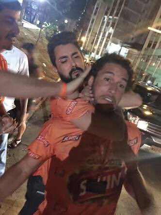 naosalvo's tweet photo. Em 2015 encontrei o judoca/apresentador Flavio Canto no carnaval de Salvador. Ele ofereceu chiclete pra minha namorada e eu enchi ele de porrada

Com consentimento do mesmo https://t.co/14Py4cEKjr