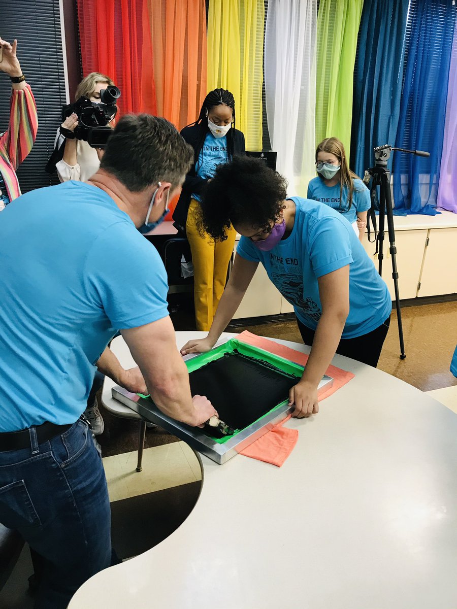 micky_brooks's tweet photo. Had a great time with Mrs. Easterly’s 5th grade Class @NorthfieldEle helping them learn all about screen printing.  Students used the application Google Drawing to create a T-Shirt design. 
@treyduke
@MCScommunicates 
@EasterlySJ 
@cityofmborotn 
@GoogleForEdu https://t.co/gCeontyVBP