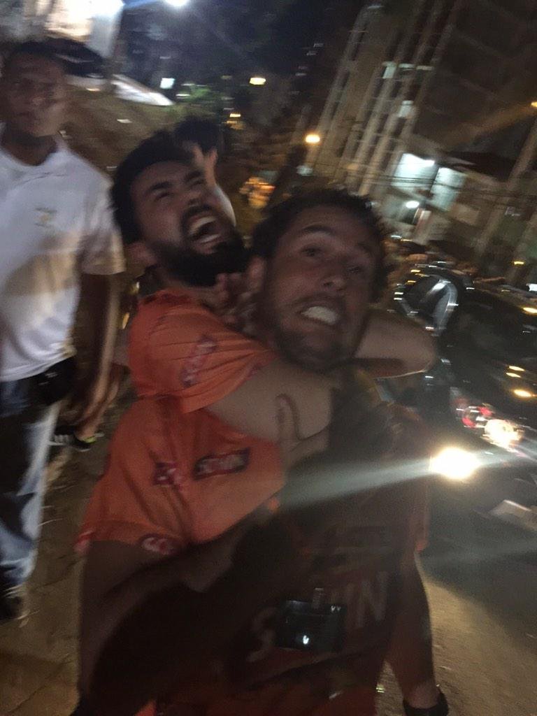 naosalvo's tweet photo. Em 2015 encontrei o judoca/apresentador Flavio Canto no carnaval de Salvador. Ele ofereceu chiclete pra minha namorada e eu enchi ele de porrada

Com consentimento do mesmo https://t.co/14Py4cEKjr