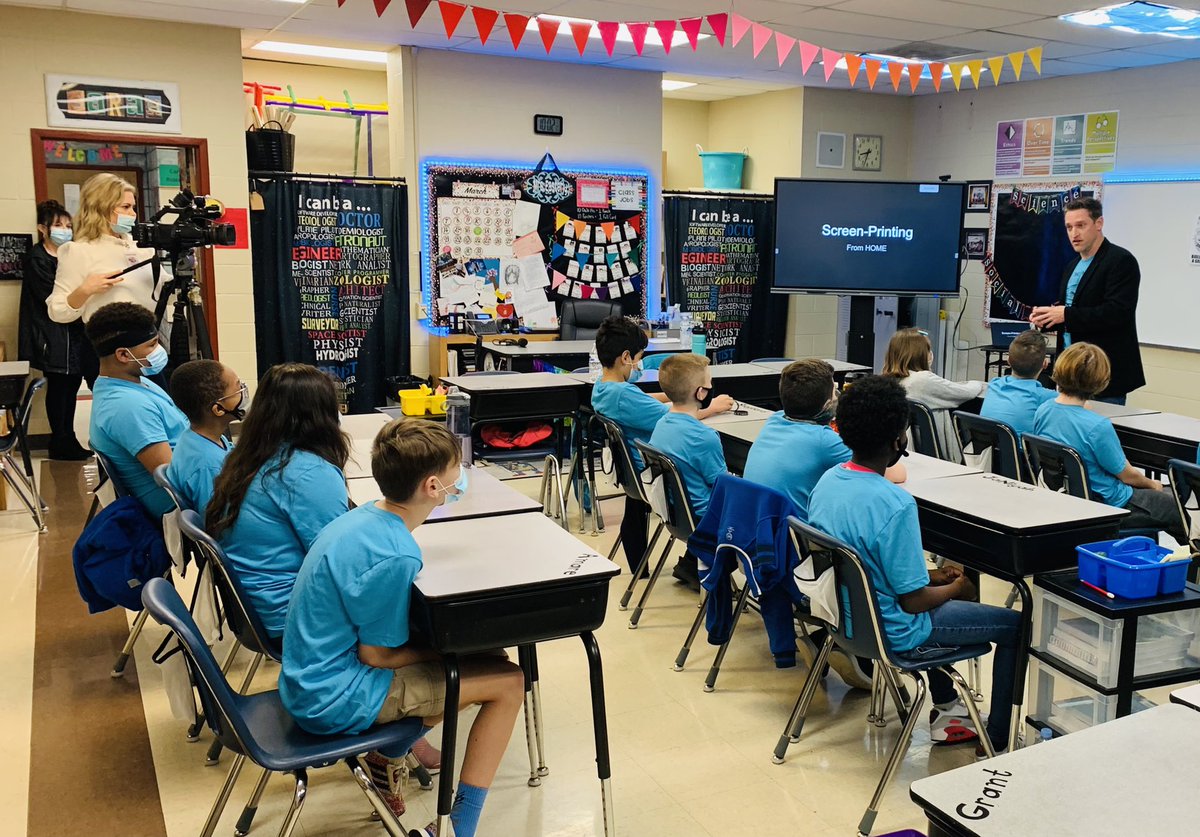 micky_brooks's tweet photo. Had a great time with Mrs. Easterly’s 5th grade Class @NorthfieldEle helping them learn all about screen printing.  Students used the application Google Drawing to create a T-Shirt design. 
@treyduke
@MCScommunicates 
@EasterlySJ 
@cityofmborotn 
@GoogleForEdu https://t.co/gCeontyVBP
