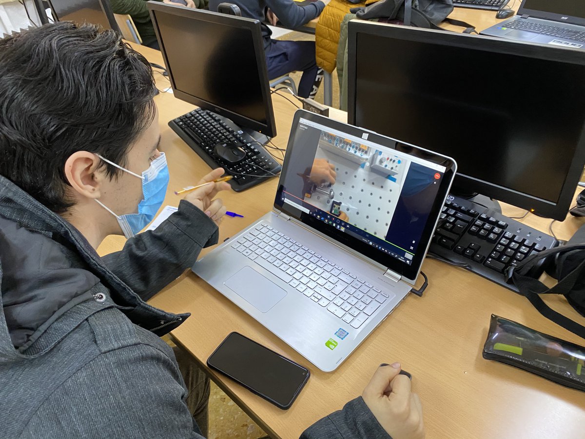CEDMIFTN's tweet photo. Prácticas de asistencia remota en instalación neumática con gafas @EPSON_es Moverio BT-350 de realidad aumentada en el curso de especialización del @cipfpfaitanar. Ojo a los vídeos que siguen en el hilo desde el rol de experto y operador. #CEDMI #RA https://t.co/061mBZwClu