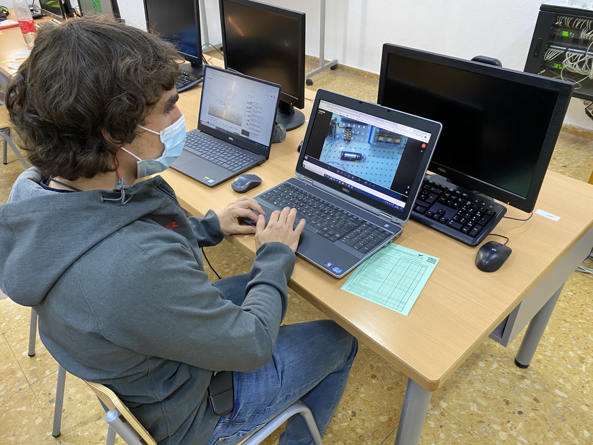 CEDMIFTN's tweet photo. Prácticas de asistencia remota en instalación neumática con gafas @EPSON_es Moverio BT-350 de realidad aumentada en el curso de especialización del @cipfpfaitanar. Ojo a los vídeos que siguen en el hilo desde el rol de experto y operador. #CEDMI #RA https://t.co/061mBZwClu