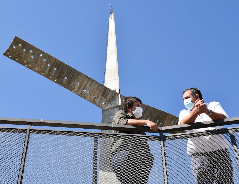 carlos_arrechea's tweet photo. En compañía del Intendente @michelfloresf, verificamos las obras del Paseo Costero de Villa Florida. 

Los pobladores y visitantes podrán disfrutar de la plazoleta que cuenta con un monumento único en el país, la cruz de más de 31 metros de alto. https://t.co/Cmd1V9GtiJ
