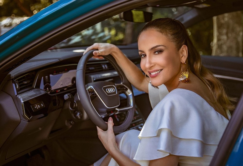 E-Tron: rodamos na Bahia no Audi elétrico glo.bo/3vYHxYK

Antônio Meira J. (<a href="/AntonioMeiraJr/">Antônio Meira Jr.</a>), repórter do CORREIO, avaliou o mesmo carro que ficou com Claudia Leitte (<a href="/ClaudiaLeitte/">Claudia Leitte</a>). Confira o #vídeo e saiba mais sobre o SUV que custa mais de R$ 500 mil