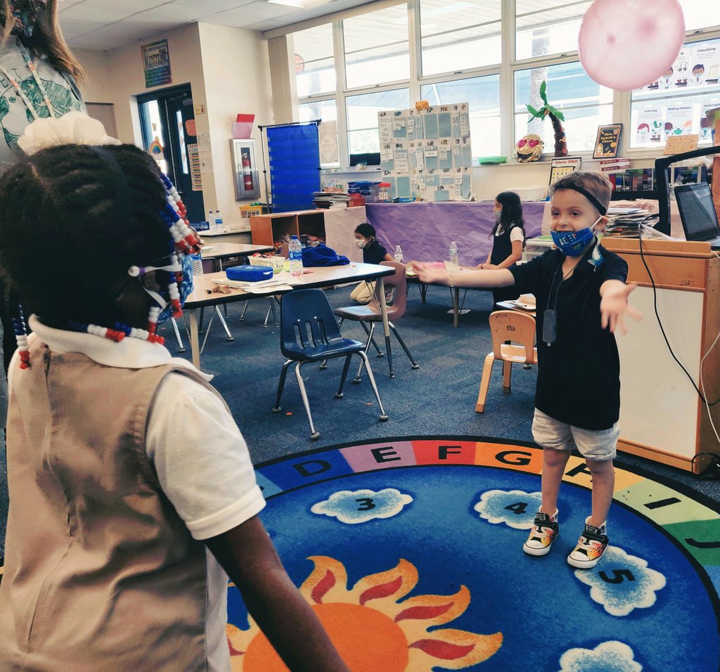 CannellaDhh's tweet photo. Our #Kindergarten scientists are exploring the effects of gravity with a super fun balloon! #DeafCan #CometCountry #DeafSTEM @CannellaElem @LisaLynchHcps @Ms_McClellanDHH https://t.co/QO4H8OF47b