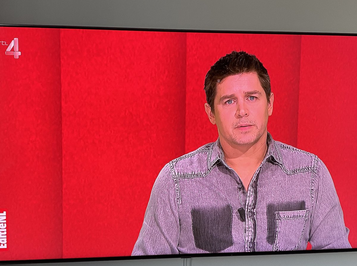 Kakhiel's tweet image. misschien kun je een nog irritantere blouse aantrekken