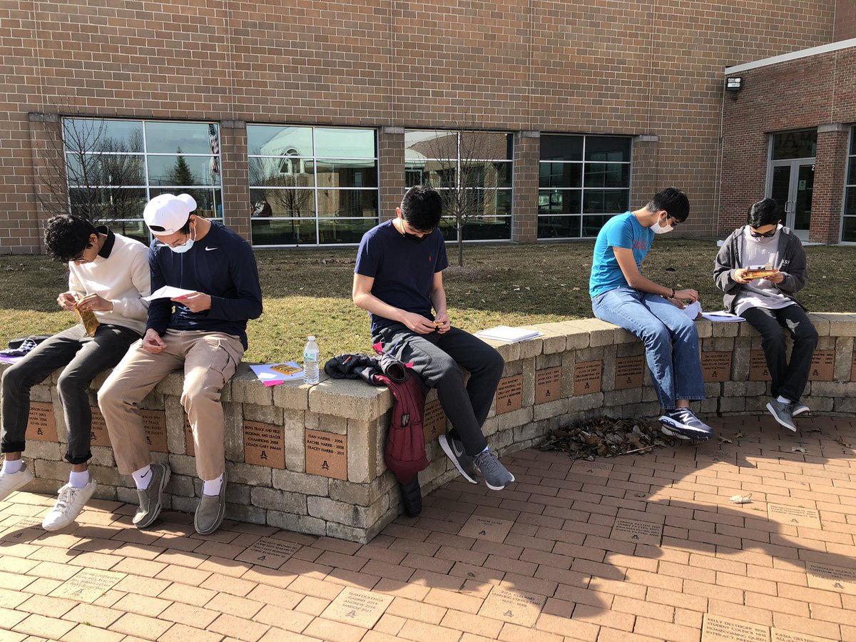 MrsReese_AHS's tweet photo. It’s a beautiful day for poetry! Took my #APLit scholars outside to enjoy the sunshine, some #chocolove bars, and the poems hidden inside. All before they found inspiration to write a “love“ sonnet to their soon-to-be alma matter! #ahshighlanders #rcspride https://t.co/J519lh9Ip5