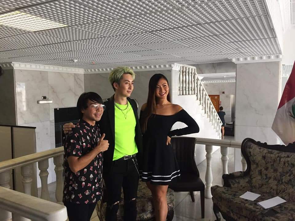 janisehyun's tweet photo. 25/03/19 Mientras nos preparábamos para la noche ♡.
Baby brindaba una entrevista para @willaxtv 💚.
#KimHyungJun
#MasterPieceInPeru
#ss501 https://t.co/5JKDzAW7Dk